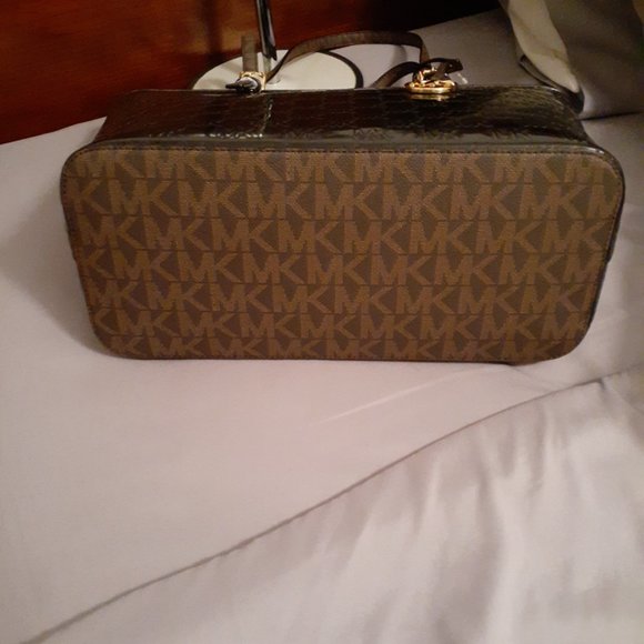 MICHAEL KORS embossed leather EW tote. Black - Picture 6 of 9